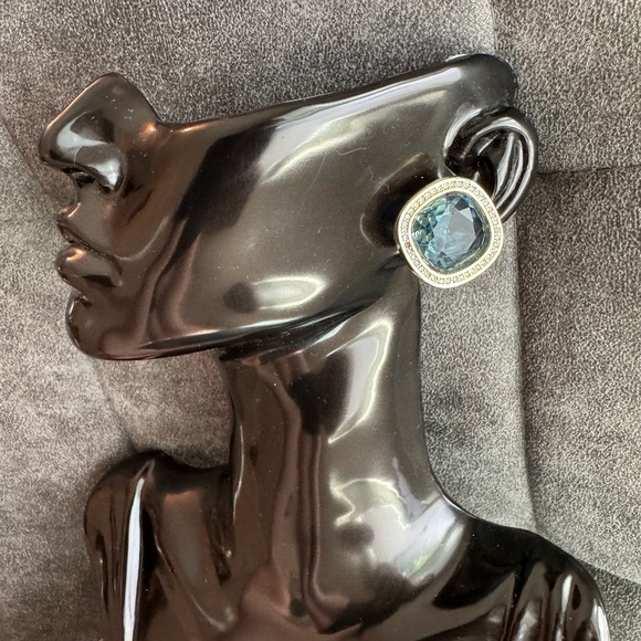 D S Co. Daniel Swarovski SAL Gold Tone Blue White Crystal Clip On Earrings0.7/8” - Picture 6 of 6